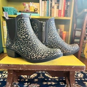 Lucky Brand leopard rain bootie, women’s size 6